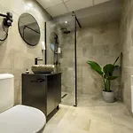 Luxury Near Radisson - Projector & Modern Design *