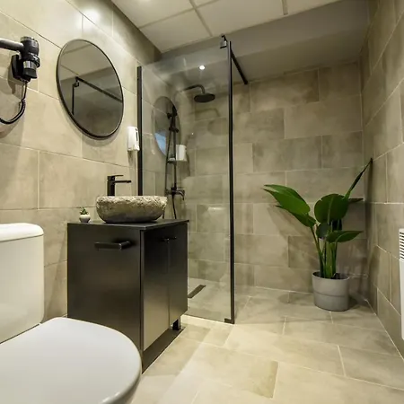 Luxury Near Radisson - Projector & Modern Design *