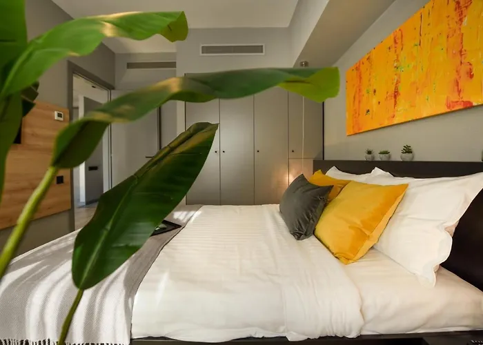 Luxury Near Radisson - Projector & Modern Design *