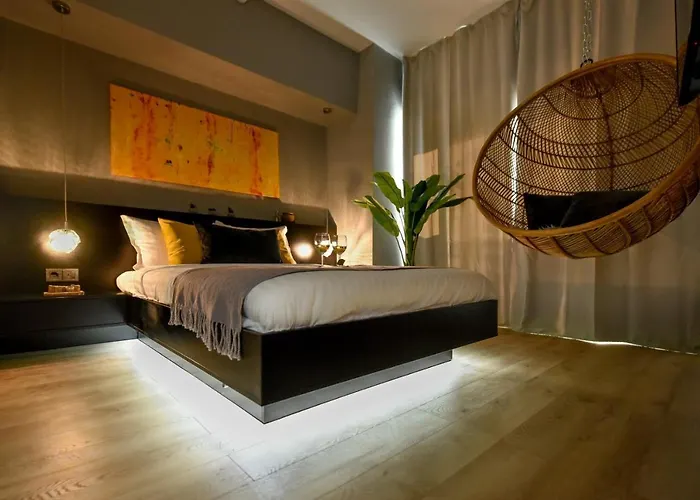 Апартаменти Luxury Near Radisson - Projector & Modern Design *