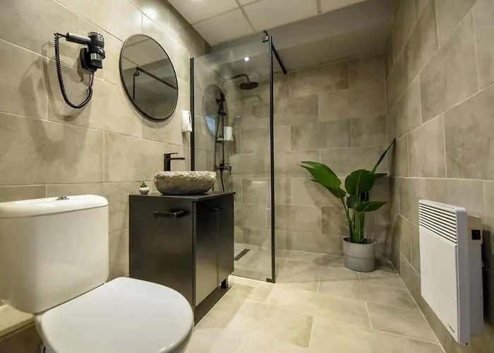 Luxury Near Radisson - Projector & Modern Design *