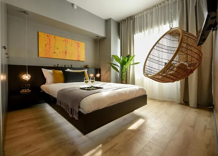 Luxury Near Radisson - Projector & Modern Design *